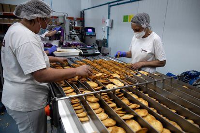Trabajadores de Lugar da Veiga, en la fábrica de Chantada (Lugo)