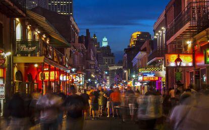 Noche en Bourbon Street, una de las calles más emblemáticas de Nueva Orleans.