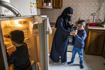 Jordania es el segundo país del mundo con más refugiados ‘per capita’ (tras Líbano). Acoge a 1,3 millones de sirios, de los cuales unos 660.000 han sido registrados oficialmente como refugiados por ACNUR. En la imagen, Hanan, la madre, prepara un bocadillo para sus hijos. Su nevera está casi vacía.