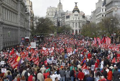 Miles de personas durante la manifestación del Primero de mayo en Madrid.