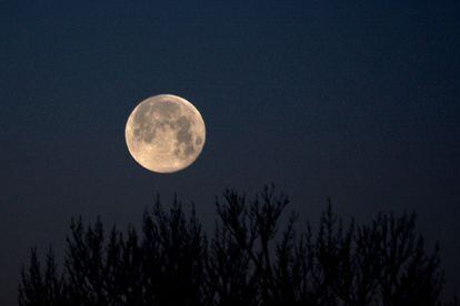 Una luna llena brilla sobre Santa Fe, Nuevo México.