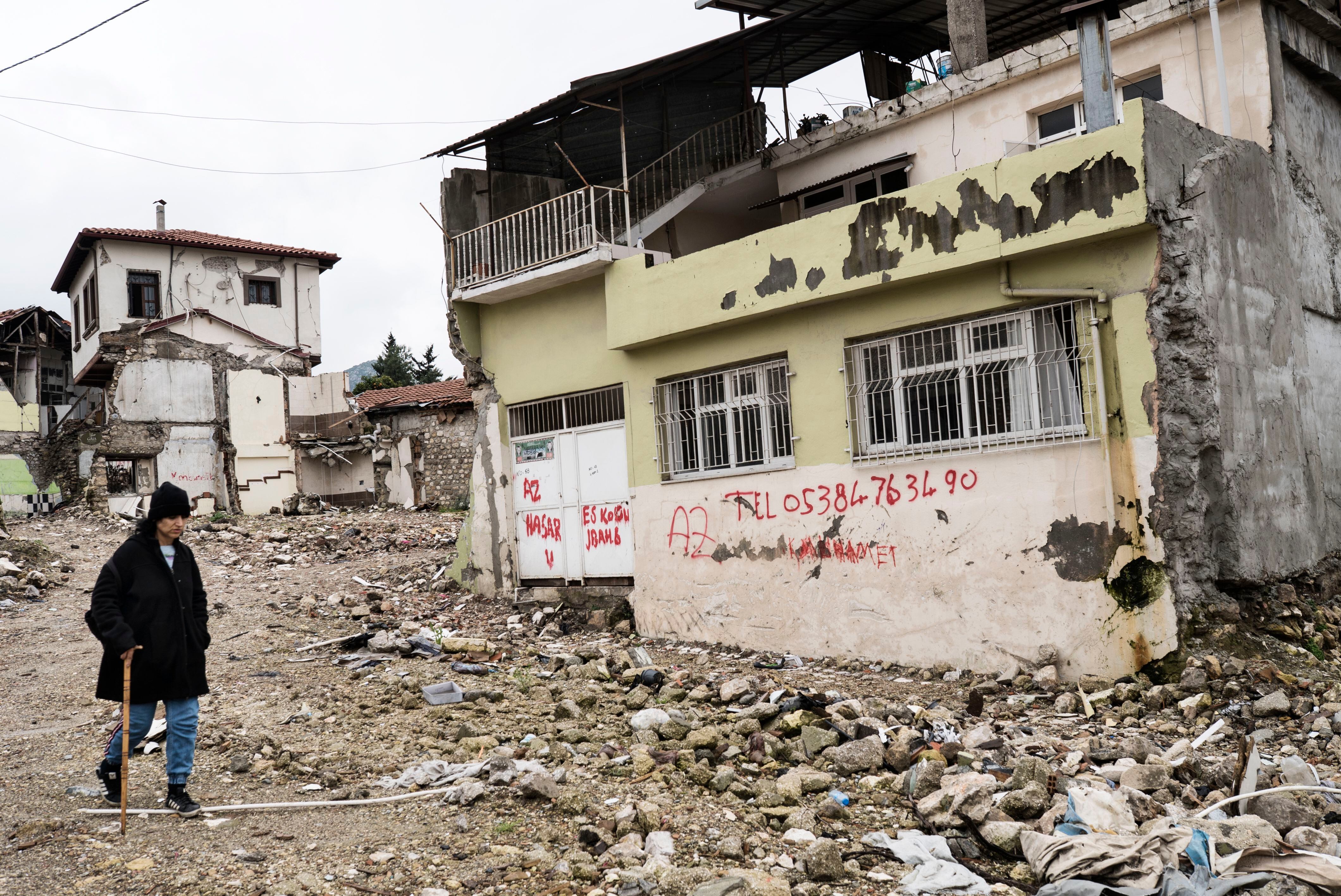 Antioquía (provincia de Hatay) Un año después del terremoto que dejó más de 53.000 muertes y 3 millones de personas sin hogar en el sur y sureste de Turquía, aún no se han completado los trabajados de derribo de edificios dañados y desescombro.