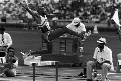 El nord-americà Mike Powell, que va batre la plusmarca mundial del salt de longitud de Bob Beamon, que havia durat 23 anys, durant la seva participació a Barcelona 92. A la imatge s'aprecia la facilitat de l'atleta per desplaçar-se per l'aire amb un moviment de tisora.