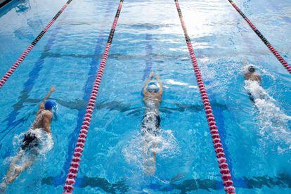 <p>Un clásico en el entrenamiento cruzado para atletas. "<strong>Tiene la ventaja de que el agua elimina el impacto y la desventaja de que supone una resistencia que dificulta que se eleve el pulso</strong>", explica Gallardo. Aunque es posible añadir dificultad a los ejercicios si se incluyen aletas o manoplas: "Esto incrementará el trabajo muscular y, por tanto, también el gasto calórico, tanto durante el ejercicio como en las horas posteriores". Media hora nadando al máximo nivel <strong>puede consumir hasta 372 kcal</strong>.</p> <p>Gallardo advierte de que la natación no es tan inocua como se cree. "Se desaconseja para personas con problemas en los meniscos. <strong>El movimiento circular de la rótula puede causar más mal que bien</strong> en estos casos. Cuando hay problemas de rodilla, las mejores alternativas son el crol o la espalda".</p>