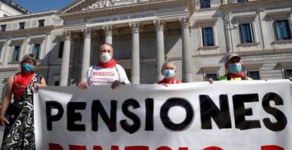 Protesta en favor de la subida de pensiones ante el Congreso de los Diputados.