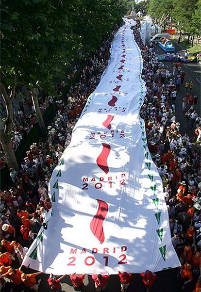 La bandera récord de 2,5 kilómetros de largo y 6,5 metros de ancho desplegada por la Castellana.