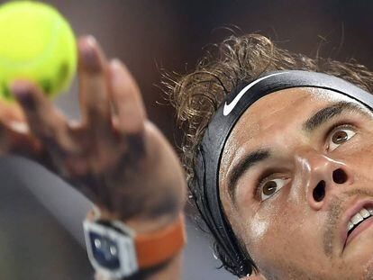 Nadal se dispone a servir durante el partido de cuartos contra Monfils.