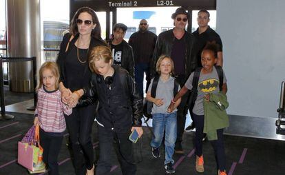 Brad Pitt y Angelina Jolie en el aeropuerto con sus hijos Pax, Maddox, Vivienne, Zahara , Knox y Shiloh en junio de 2015. GTRESONLINE 