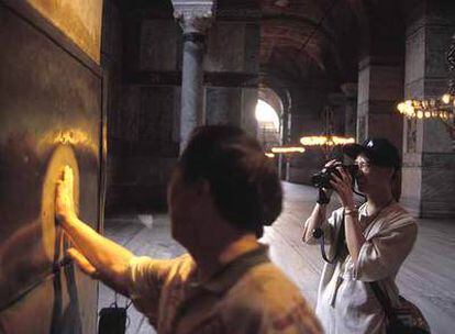 Según la tradición, para poder pedir un deseo hay que tocar la columna Llorona, en la puerta norte de la mezquita de Santa Sofía.