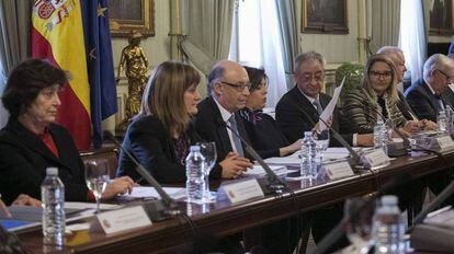 El ministro de Hacienda, Cristóbal Montoro, y la vicepresidenta, Soraya Sáenz de Santamaría, con el grupo de expertos en financiación autonómica.