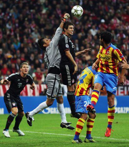 Diego Alves despeja de puños un balón que Javi Martínez buscaba rematar.
