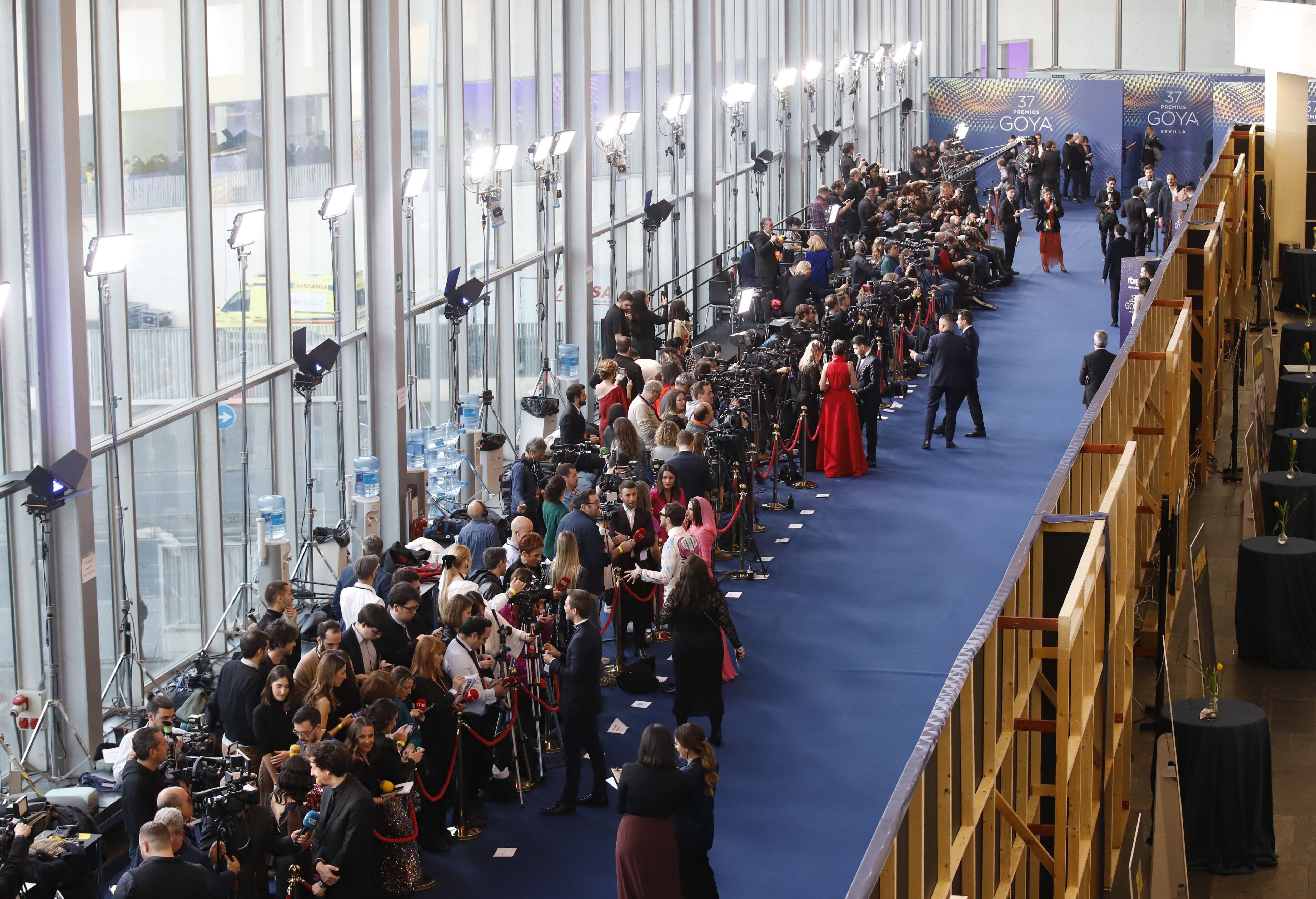 Imagen de los periodistas que aguardan la llegada de los asistentes a la gala. 