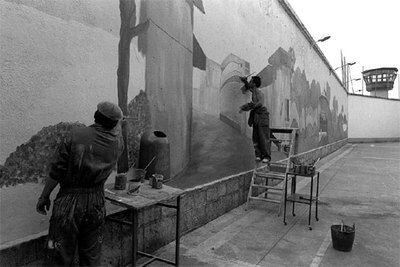 Fotografía de archivo de dos presos de Basauri pintando un mural en el patio de la prisión.