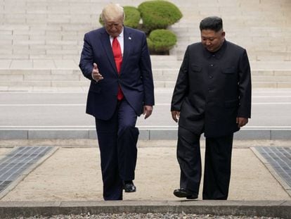 Donald Trump y Kim Jung-un saltaron juntos a suelo surcoreano, y recorrieron unos metros. 