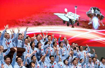 Los integrantes del Centro de Control Aeroespacial de Pekín celebran el pasado martes el éxito de la misión 'Tianwen 1'.