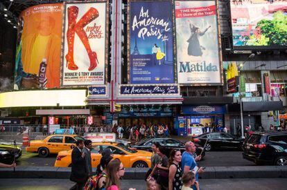 Vista de Times Square, con anuncios de 'Kinky Boots', 'Un americano en París' y 'Matilda'.