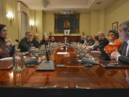 El presidente suplente del Consejo General del Poder Judicial (CGPJ), Rafael Mozo (en el centro), preside un pleno en diciembre pasado.