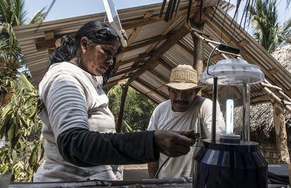 Norma Guerra instala el equipo solar 
a un vecino de Cachimbo. 