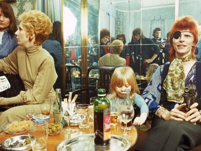 Angie y David Bowie, con su hijo Duncan, en una rueda de prensa en Ámsterdam en 1974.