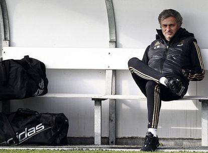 Mourinho, durante un entrenamiento del Madrid en Valdebebas.