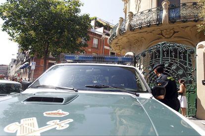 Agentes de la Guardia Civil vigilan el desalojo de la sede de la Sociedad General de Autores y Editores (SGAE), en el palacio de Longoria de Madrid.