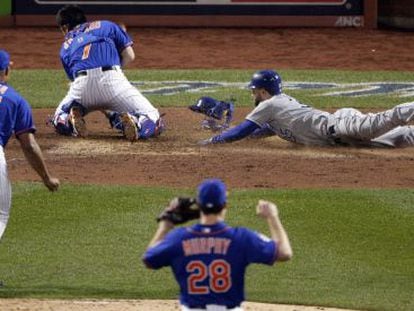 Eric Hosmer, de los Kansas, logra una carrera contra los Mets.