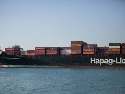 Barco con mercancías en el Puerto de Barcelona.