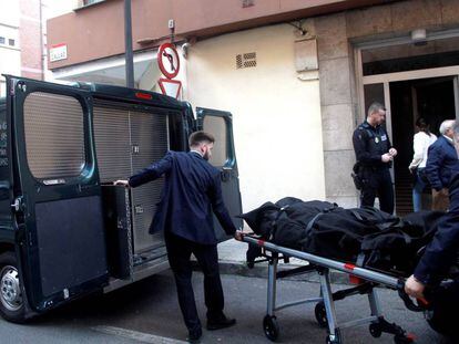 Traslado del cadáver de la mujer de 41 años, hallado este lunes por la Policía Local de Gijón en el barrio gijonés de La Calzada. 