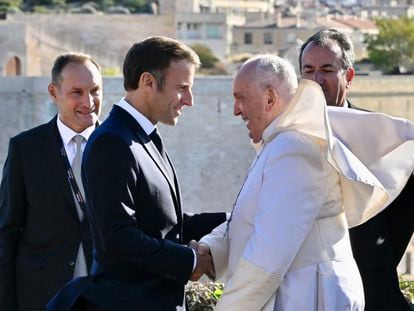 El papa Francisco saludaba al presidente de Francia, Emmanuel Macron, este sábado en Marsella.