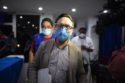 El exfiscal Juan Francisco Sandoval ofrece una rueda de prensa el 23 de julio de 2021, en Ciudad de Guatemala (Guatemala), tras conocerse su destitución.