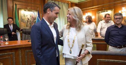 La alcaldesa de Marbella, Ángeles Muñoz (PP), junto al regidor saliente, José Bernal (PSOE).