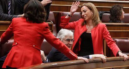 La diputada del PSC Carme Chacón (d) conversa durante la sesión de control celebrada hoy en el Congreso de los Diputados.