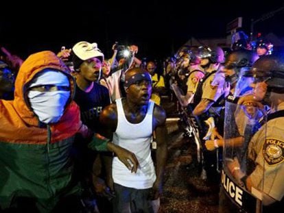 Ferguson revive con heridos de bala y protestas la crisis racial de hace un año