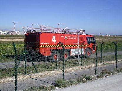 Vehículo de bomberos en el aeropuerto de El Altet