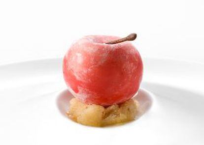 Manzana caramelizada, una de las propuestas del restaurante Roca Moo de Barcelona.