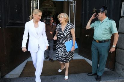 Reunión en la sede de la presidencia de la Comunidad de Madrid en la Casa de Correos de la Puerta del Sol, de la presidenta de Madrid, Cristina Cifuentes y la alcaldesa de Madrid, Manuela Carmena, 14 de julio de 2015.