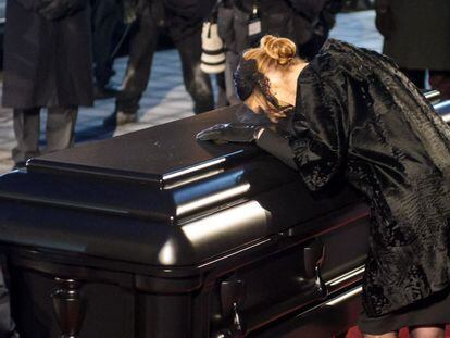 C&eacute;line Dion llora a su marido durante el funeral.