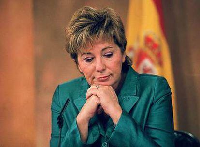 Celia Villalobos, tras un Consejo de Ministros en julio de 2001.