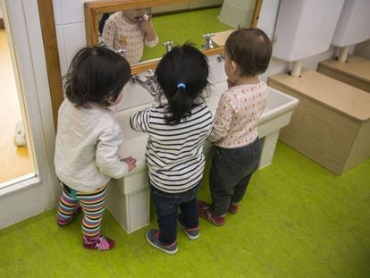 Tres niños en una escuela infantil de Barcelona.