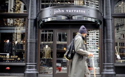 El modista de lujo John Varvatos abrió el viernes una tienda en el centro de Detroit.