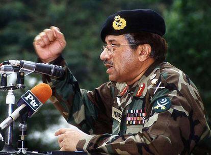 El general Pervez Musharraf se dirige a sus tropas cerca de la frontera con India en 2002.