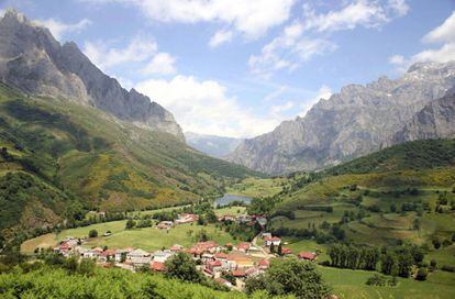 El valle de Valdeón (León), a orillas del río Cares y enclavado en el Parque Nacional de los Picos de Europa.