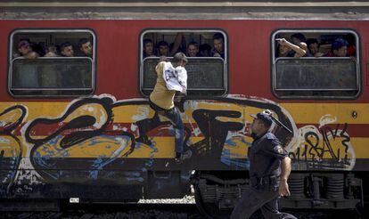Una de las fotografías premiadas. Un policía trata de impedir a un refugiado que se suba a un tren en Macedonia