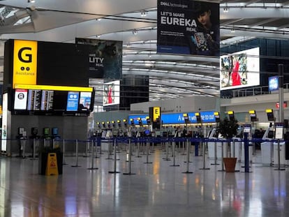 El área de salidas del aeropuerto de Heathrow (Londres), vacía ante el veto a los vuelos desde Reino Unido a otros países