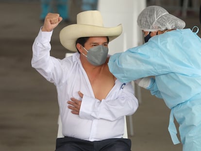 Pedro Castillo levanta el puño mientras recibe la primera dosis de la vacuna el 6 de agosto.