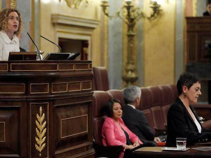 La presidenta del Congreso, Meritxell Batet, pide calma ante los abucheos mientras la portavoz de EH Bildu en el Congreso, Mertxe Aizpurua, espera para seguir con su intervención. En vídeo, las imágenes de la polémica.