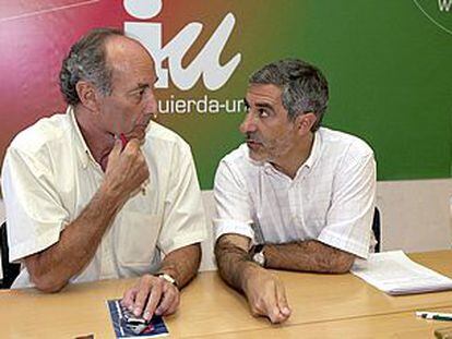 Gaspar LLamazares (d) y Francisco Frutos (i), conversan al inicio de la reunión que la Comisión Permanente de IU.