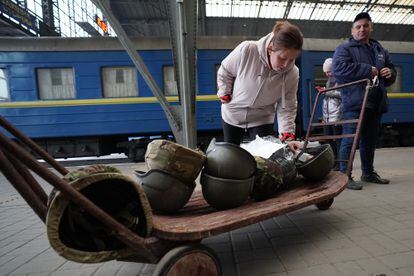 UNESCO enviará cascos y chalecos antibalas para proteger a los periodistas en Ucrania. En la imagen, cascos antes de ser cargados en un tren hacia Odesa en la ciudad de Lviv.