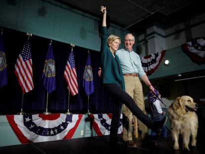 La senadora demócrata Elizabeth Warren junto a su marido y su perro.  