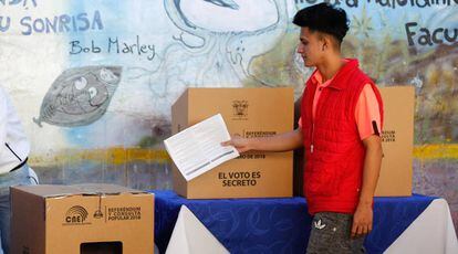 Un preso vota para la consulta popular el pasado jueves en un centro de detención en Quito (Ecuador).